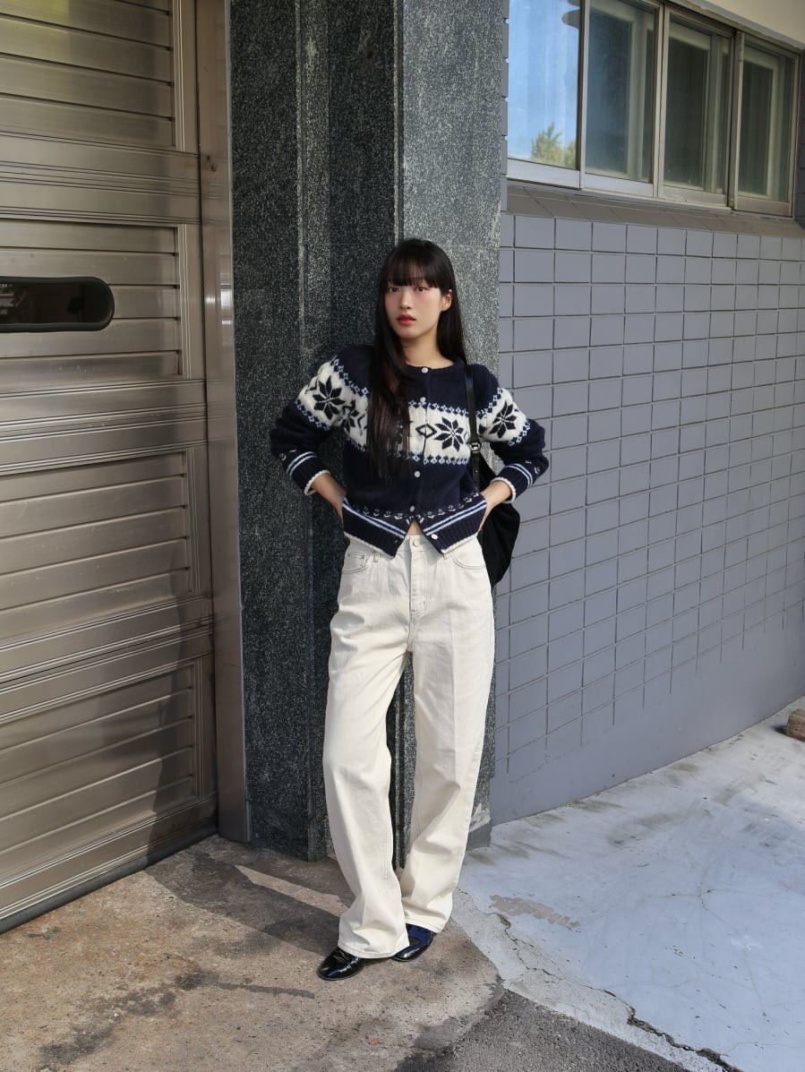 Áo len họa tiết luôn mang lại cảm giác sống động, tươi vui và trẻ trung hơn áo len trơn. 