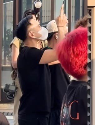 Nam nhiếp ảnh gia bối rối, vội rời đi khỏi nơi đông người.

