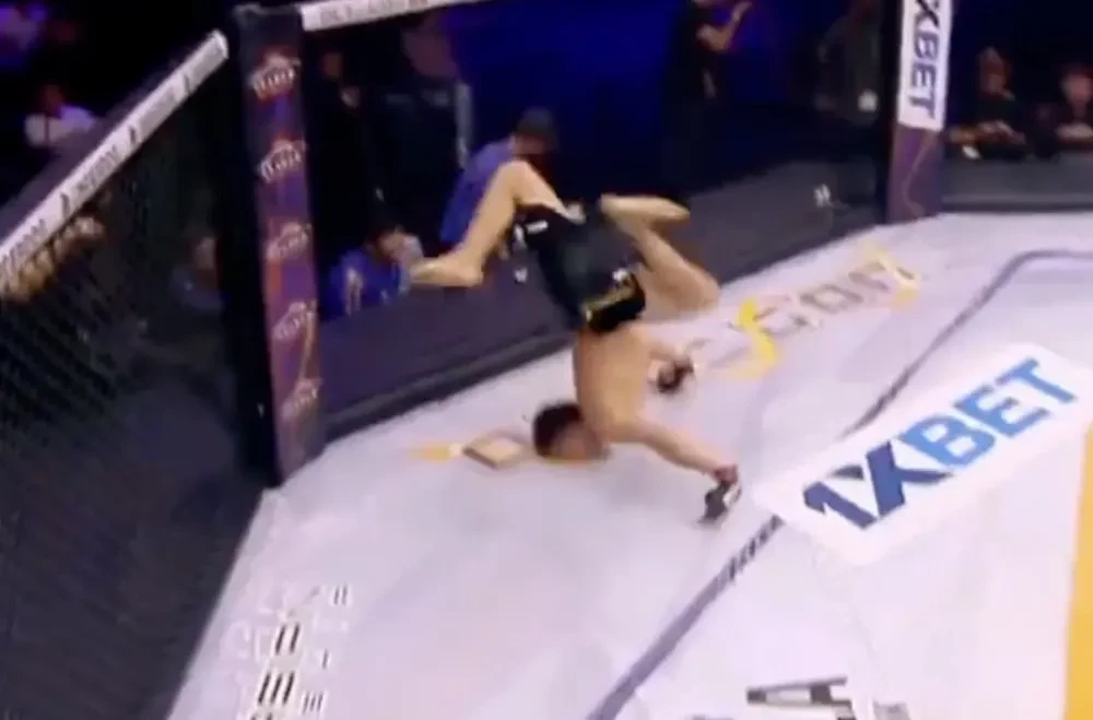 Ilzat Asiev tiếp đất bằng đầu sau cú lộn ngược ăn mừng thất bại.