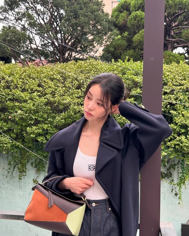 Khi kết hợp với áo thun trắng và áo khoác dạ, set đồ vừa giữ ấm tốt vừa rất thời thượng