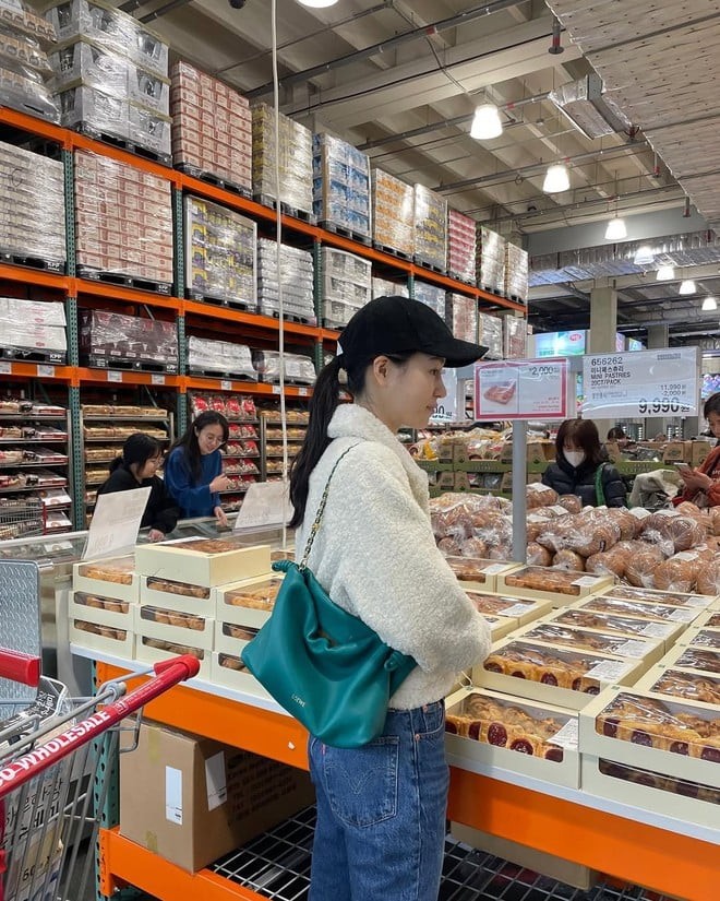 Cách phối này vừa phù hợp với thời tiết thu đông vừa mang đến vẻ trẻ trung, thanh lịch, dễ áp dụng cho những ngày xuống phố.