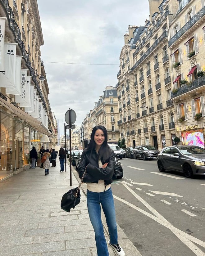 Set áo tweed kết hợp chân váy dài màu trắng mang đến vẻ thanh lịch, thướt tha và đầy nữ tính. 