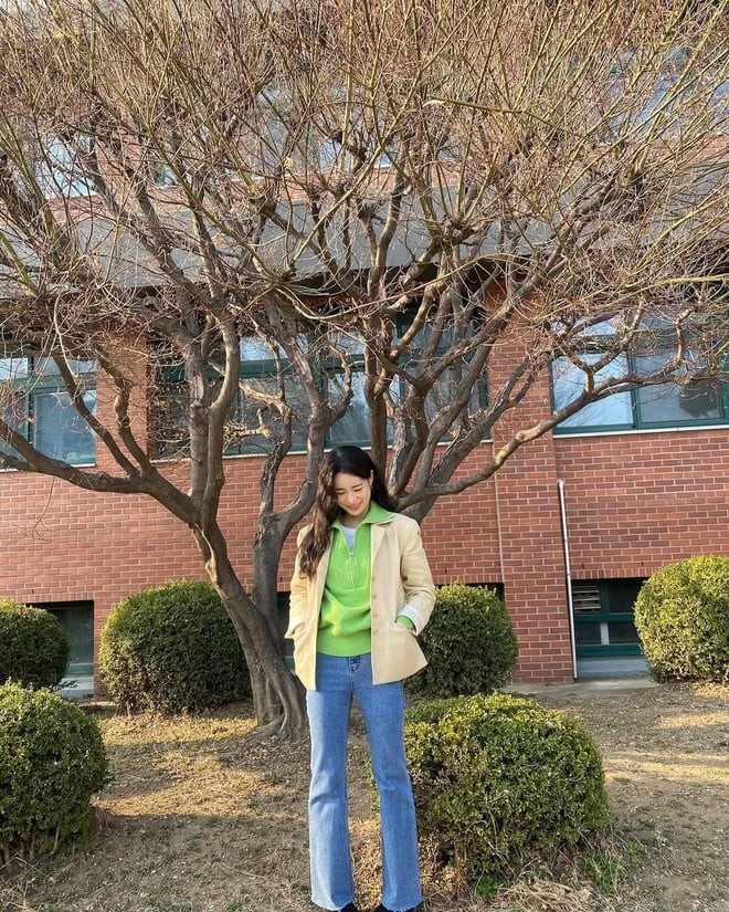 Những set đồ giản dị vẫn có thể thu hút nếu biết cách phối hợp màu sắc và chất liệu.