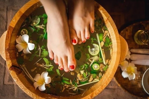 Ngâm chân nước nóng tốt nhưng 5 nhóm người này tốt nhất đừng làm