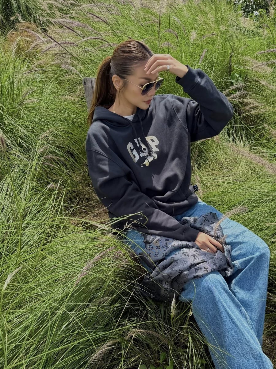 Yêu thích phong cách năng động, phụ nữ trên 40 tuổi vẫn có thể diện áo hoodie. 