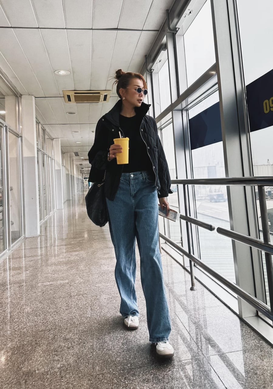 Đôi sneaker trắng hài hòa tuyệt đối với outfit nhờ công dụng hack tuổi, nhưng không giảm sự tinh tế