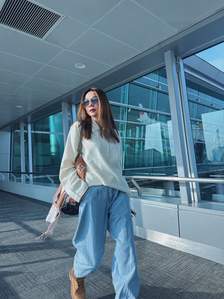 Áo len trắng là một trong những xu hướng nổi bật trong mùa lạnh năm nay. Mẫu áo này nữ tính và còn toát lên nét tươi trẻ.