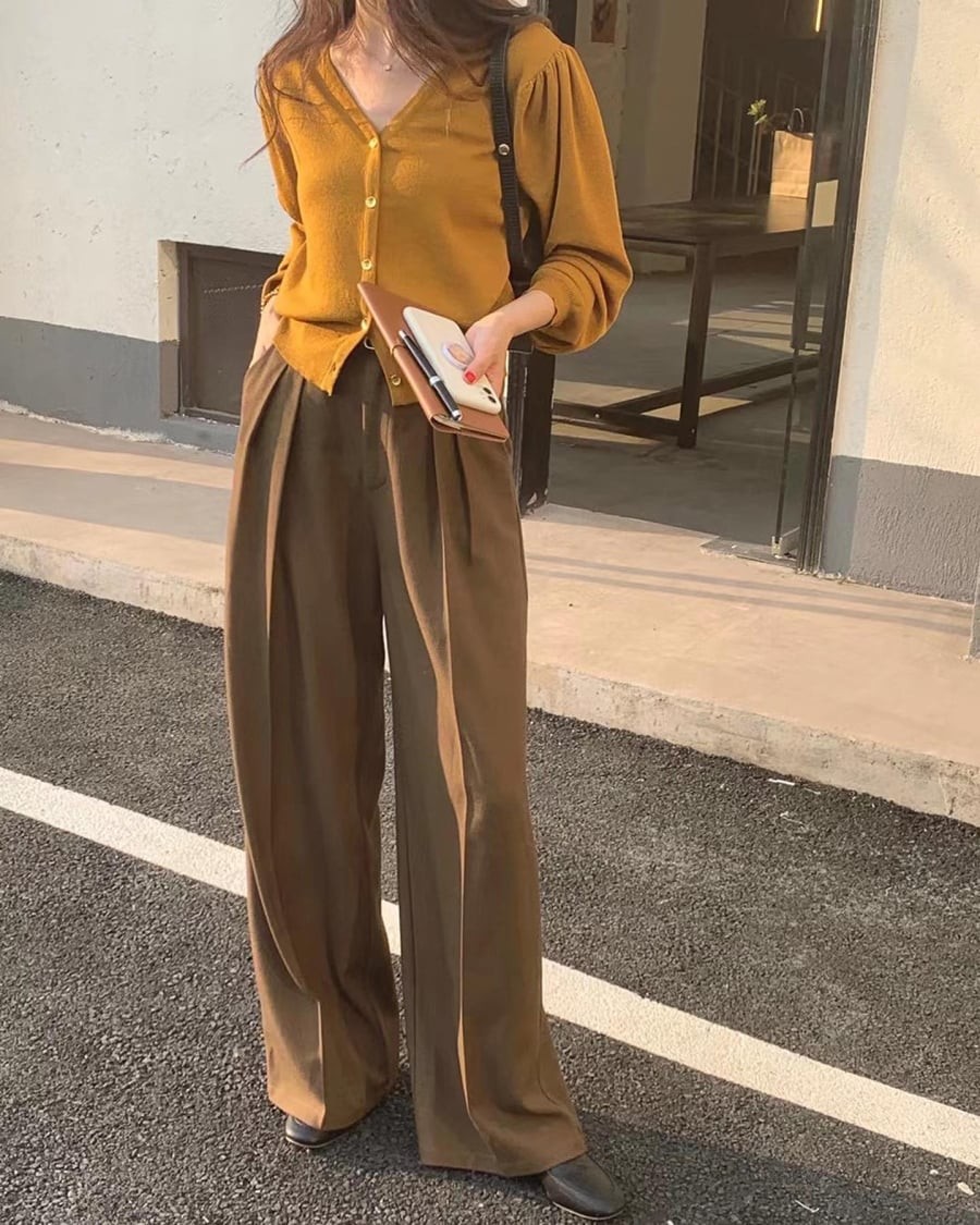 Các tông be, nâu hoặc pastel mang lại sự tinh tế trong khi cardigan dáng ngắn đi cùng quần cạp cao giúp cơ thể trông thon gọn và cao ráo hơn.