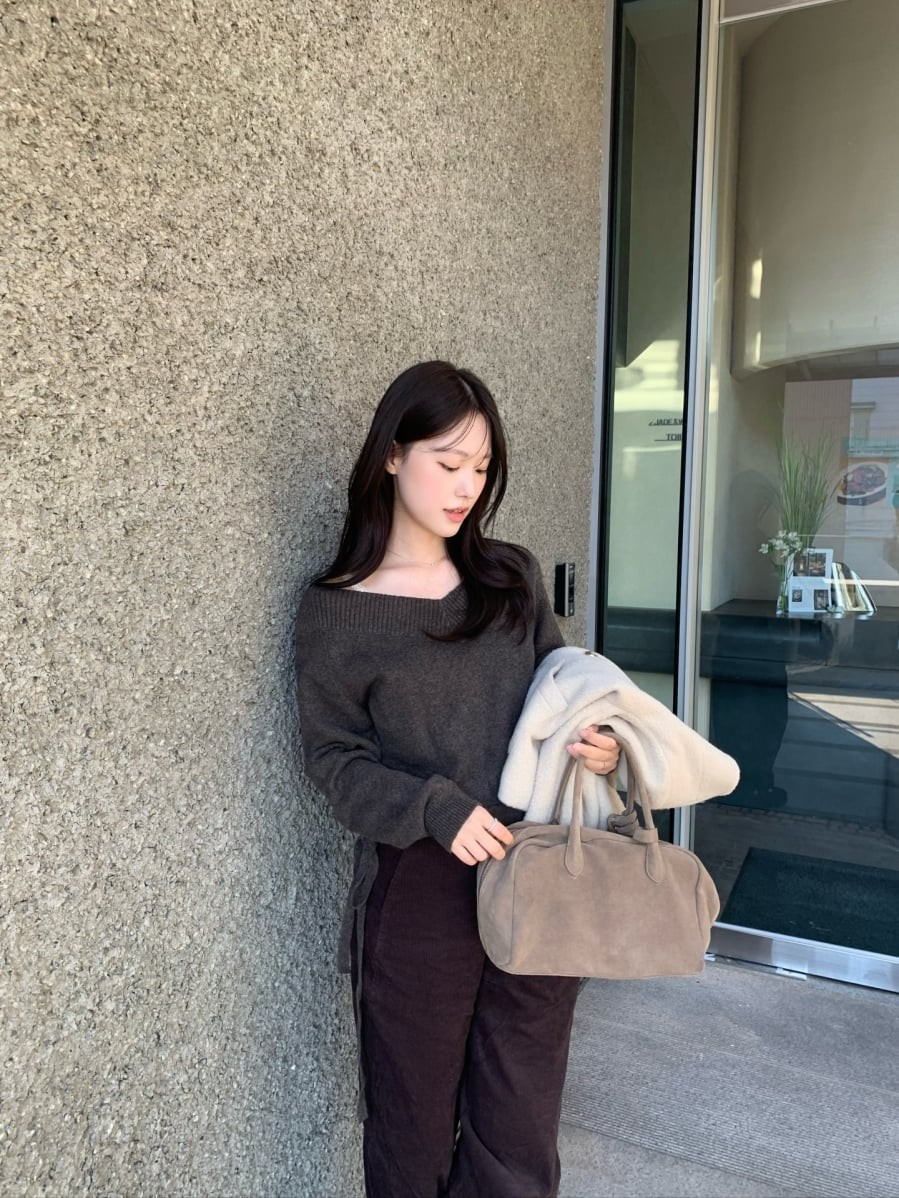 Những gam như xanh navy, rượu vang hay nâu đậm mang lại cảm giác ấm áp và rất hợp không khí mùa đông.