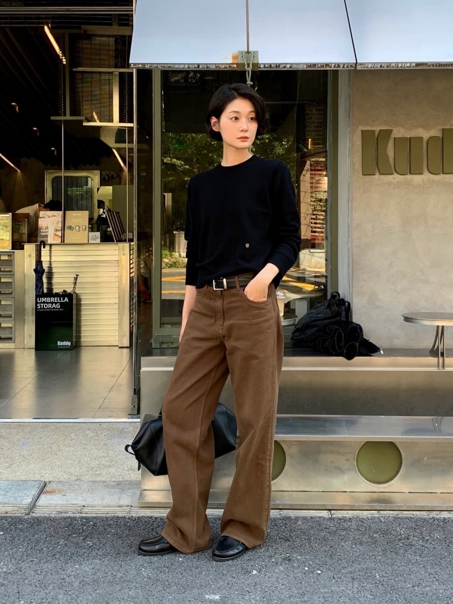 Cứ đến mùa lạnh, áo len cổ tròn basic lại được ưu ái nhờ tính ứng dụng cao và dễ kết hợp. 