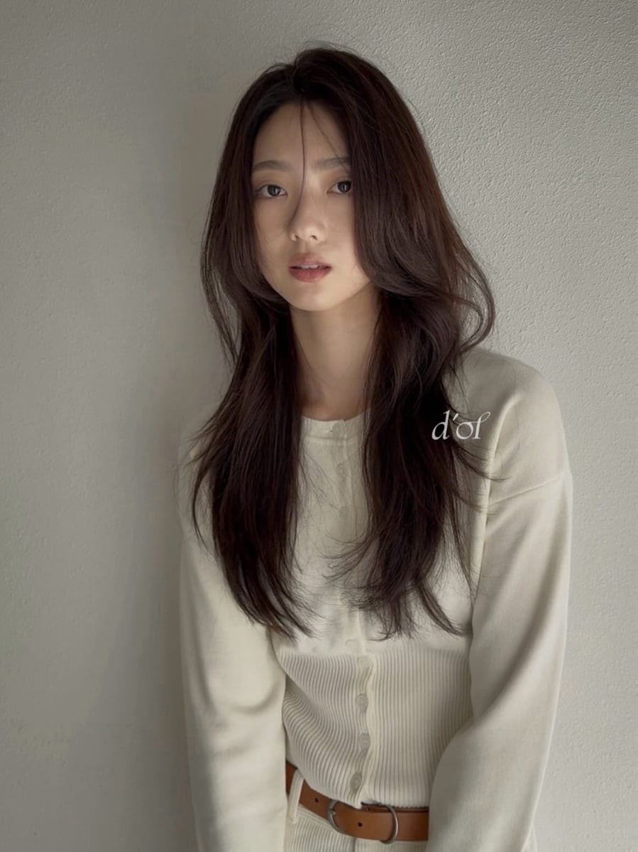 Chỉ cần sấy nhẹ ở phần chân để tạo độ phồng cùng việc duy trì độ ẩm cho tóc là đã có ngay diện mạo chỉn chu, phù hợp từ môi trường công sở đến những buổi gặp gỡ.