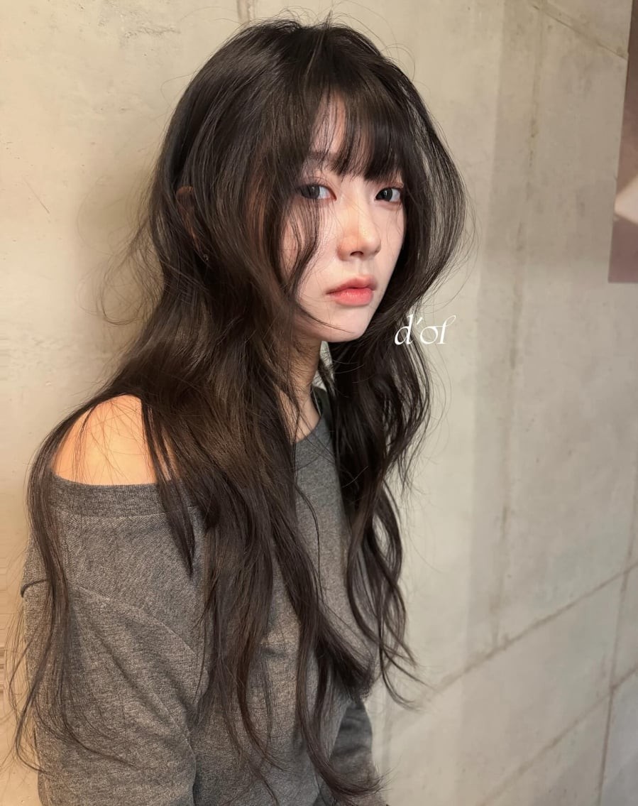  Đây là kiểu tóc phù hợp với nhiều dáng mặt, từ mặt tròn, dài đến hơi vuông đều có thể cân đối