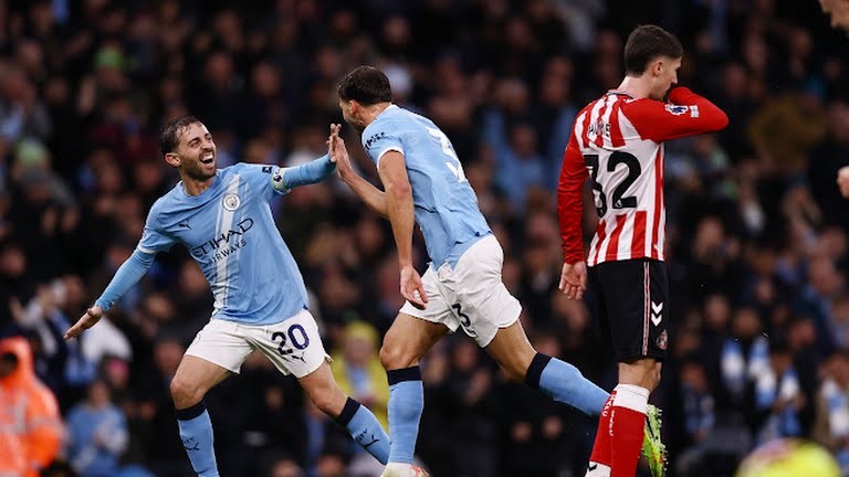 Dias ăn mừng sau bàn mở tỷ số.