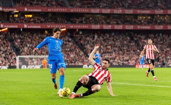 Hai đội chơi giằng co với thế trận chặt chẽ.