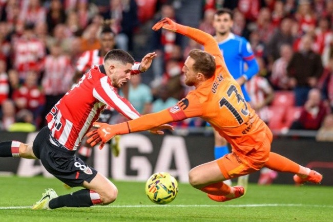 Một tình huống va chạm giữa cầu thủ 2 đội.