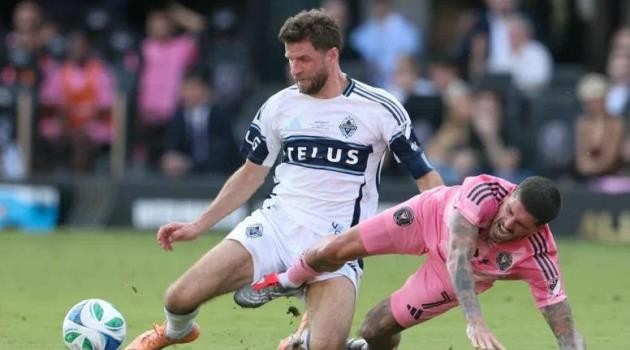 Thomas Muller phải ngậm ngùi nhìn Messi đăng quang.