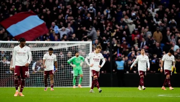 Arsenal trắng tay rời Villa Park.