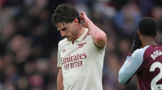 Arsenal để thua trước Villa ở những phút cuối.