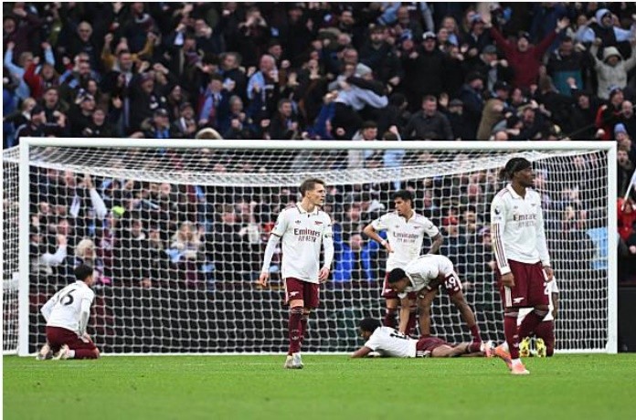 Sức ép từ Villa khiến hàng thủ Arsenal vụn vỡ.