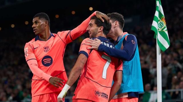 Torres lập hat-trick trong chiến thắng của Barca trước Betis.