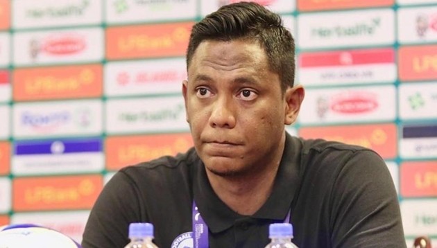 Huấn luyện viên Firdaus Kassim xin lỗi sau trận thua muối mặt của U22 Singapore.