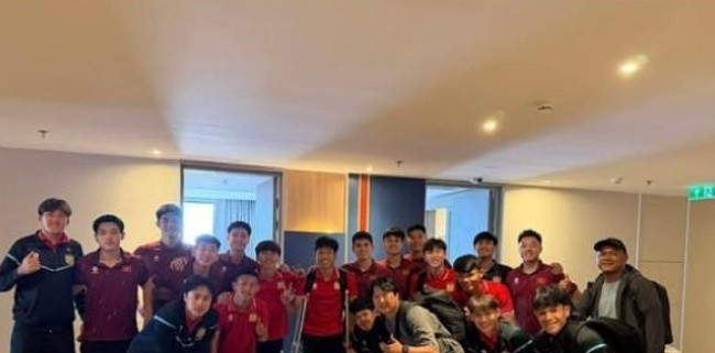 Dàn sao U22 Việt Nam thăm hỏi Phetdavanh Somsanid.