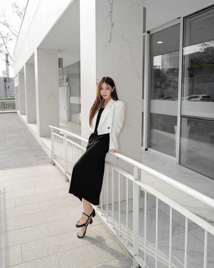 Đối với môi trường công sở, áo vest ngắn kết hợp cùng chân váy bút chì cạp cao là lựa chọn hoàn hảo