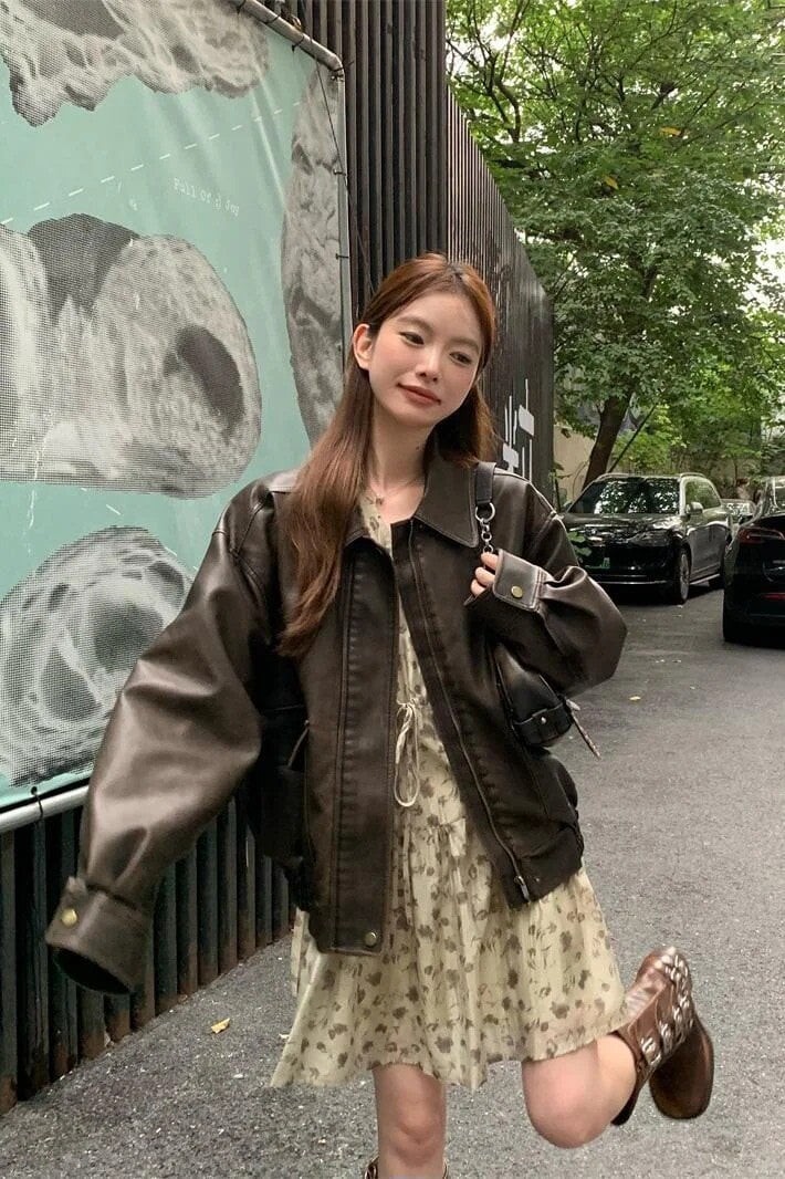  Áo khoác da thường gợi cảm giác cá tính, mạnh mẽ, nhưng khi kết hợp với chân váy hoa mềm mại sẽ tạo nên sự tương phản thú vị