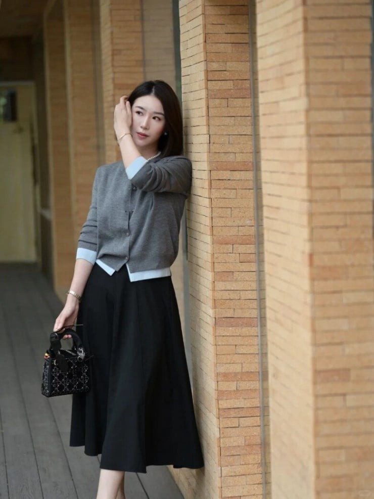 Trong những ngày bận rộn, cardigan dáng lửng kết hợp chân váy dài là công thức tiện lợi mà vẫn chỉn chu