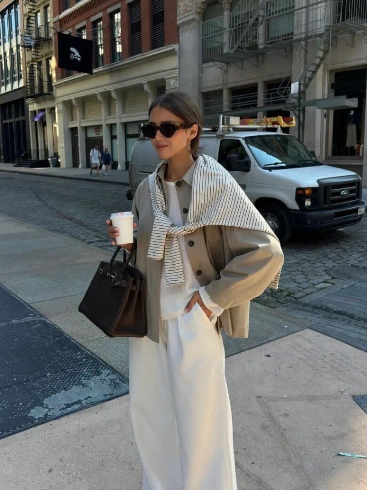 Trench coat dáng ngắn là “vị cứu tinh” cho tiết trời đầu xuân, khi không khí còn se lạnh nhưng không muốn mặc áo khoác quá dày.