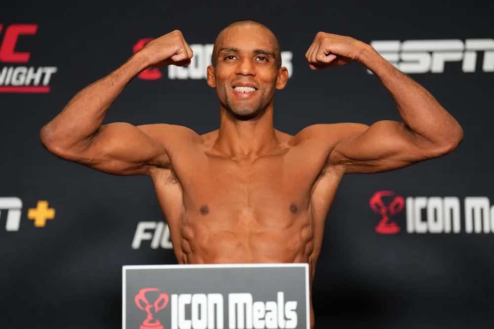 Edson Barboza tại một buổi cân thử cho trận đấu với Lerone Murphy.