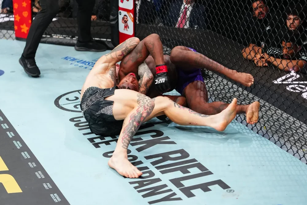 Chris Duncan và Terrance McKinney trong trận đấu tại UFC 323