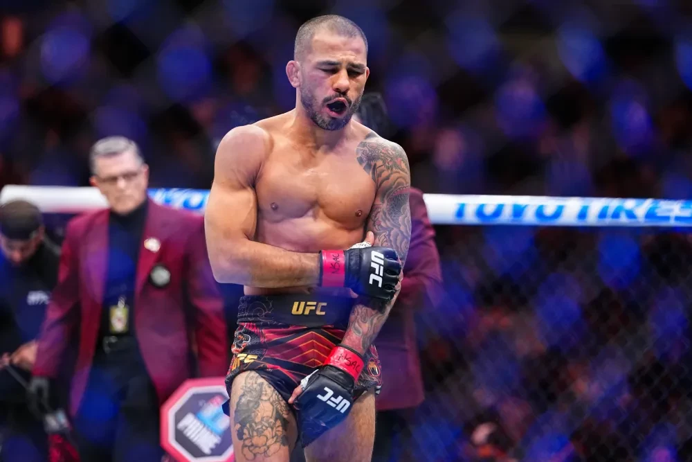 Alexandre Pantoja (trái) và Joshua Van (phải) tại UFC 323