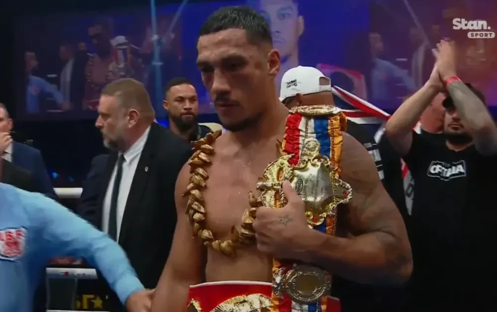 Jai Opetaia tung đòn về phía Huseyin Cinkara.