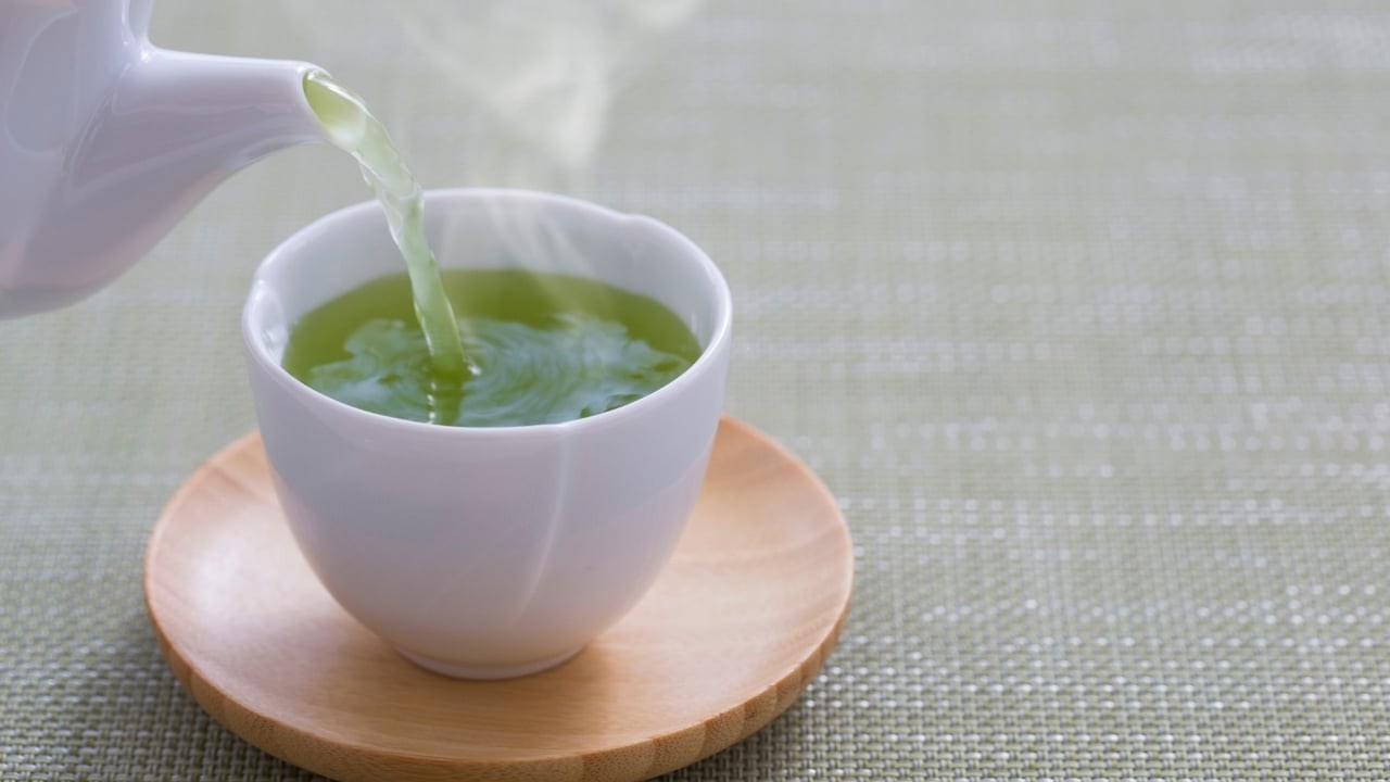 Uống trà xanh hương vị tự nhiên, không không chỉ chống lão hóa tốt mà còn giữ gìn sức khoẻ.