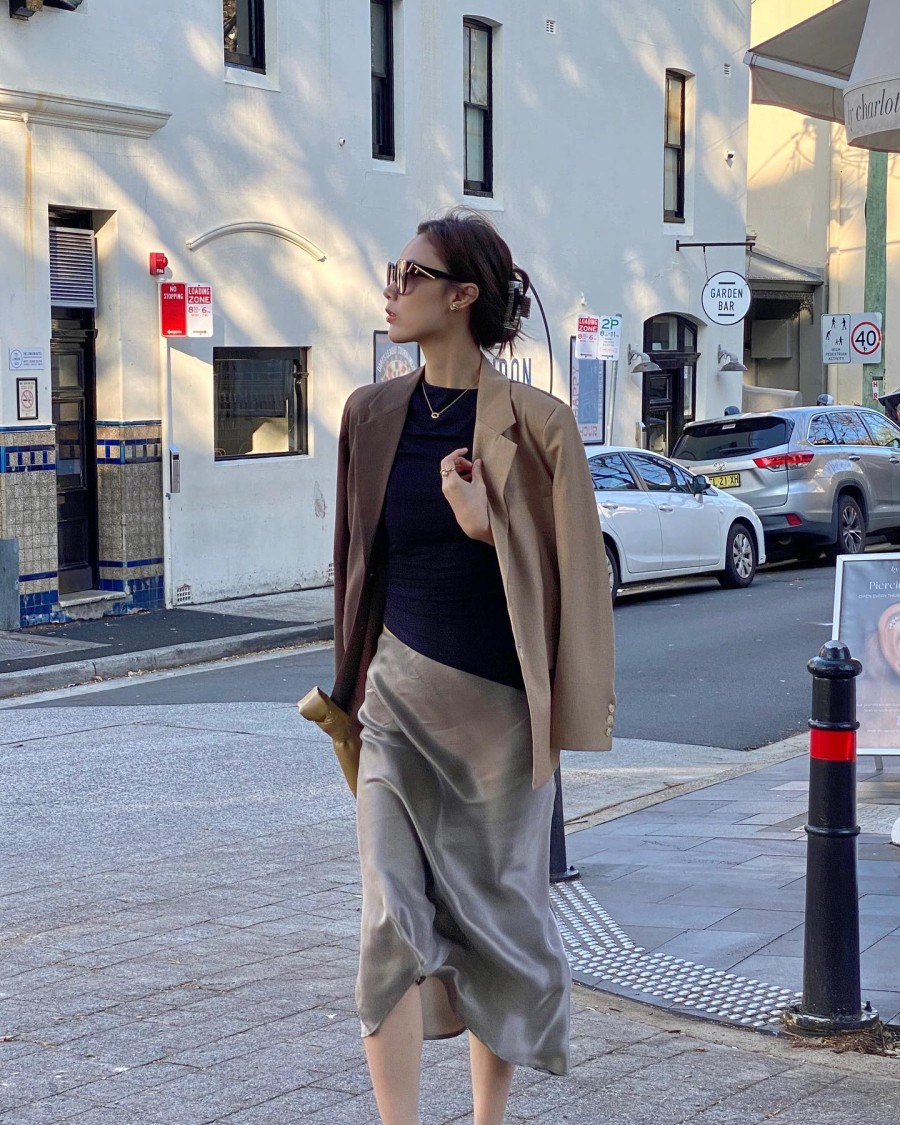  Trang sức mảnh giúp set đồ long lanh mà vẫn tinh tế.