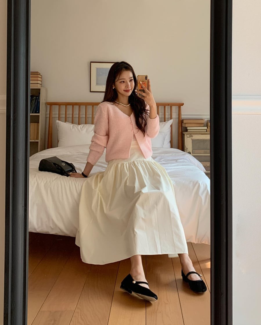 Giày mary jane là lựa chọn hoàn thiện cho set đồ này.