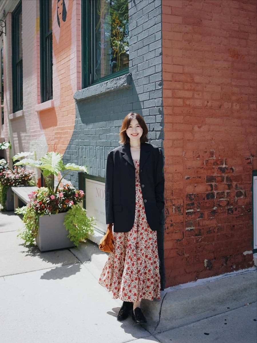Áo blazer giúp cân bằng tổng thể váy hoa rực rỡ, mang lại vẻ thanh lịch, chỉn chu. 