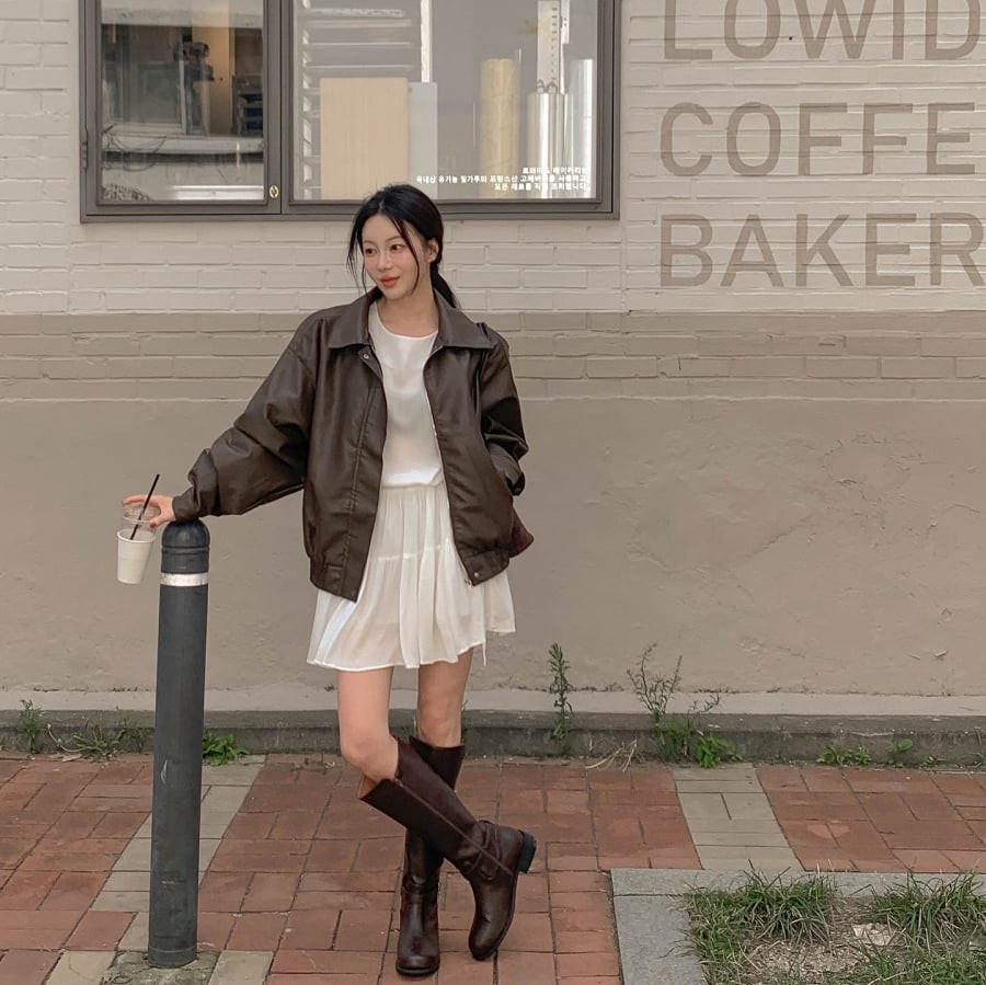 Kết hợp váy trắng với áo khoác da tạo outfit cá tính, năng động nhưng vẫn nữ tính. 