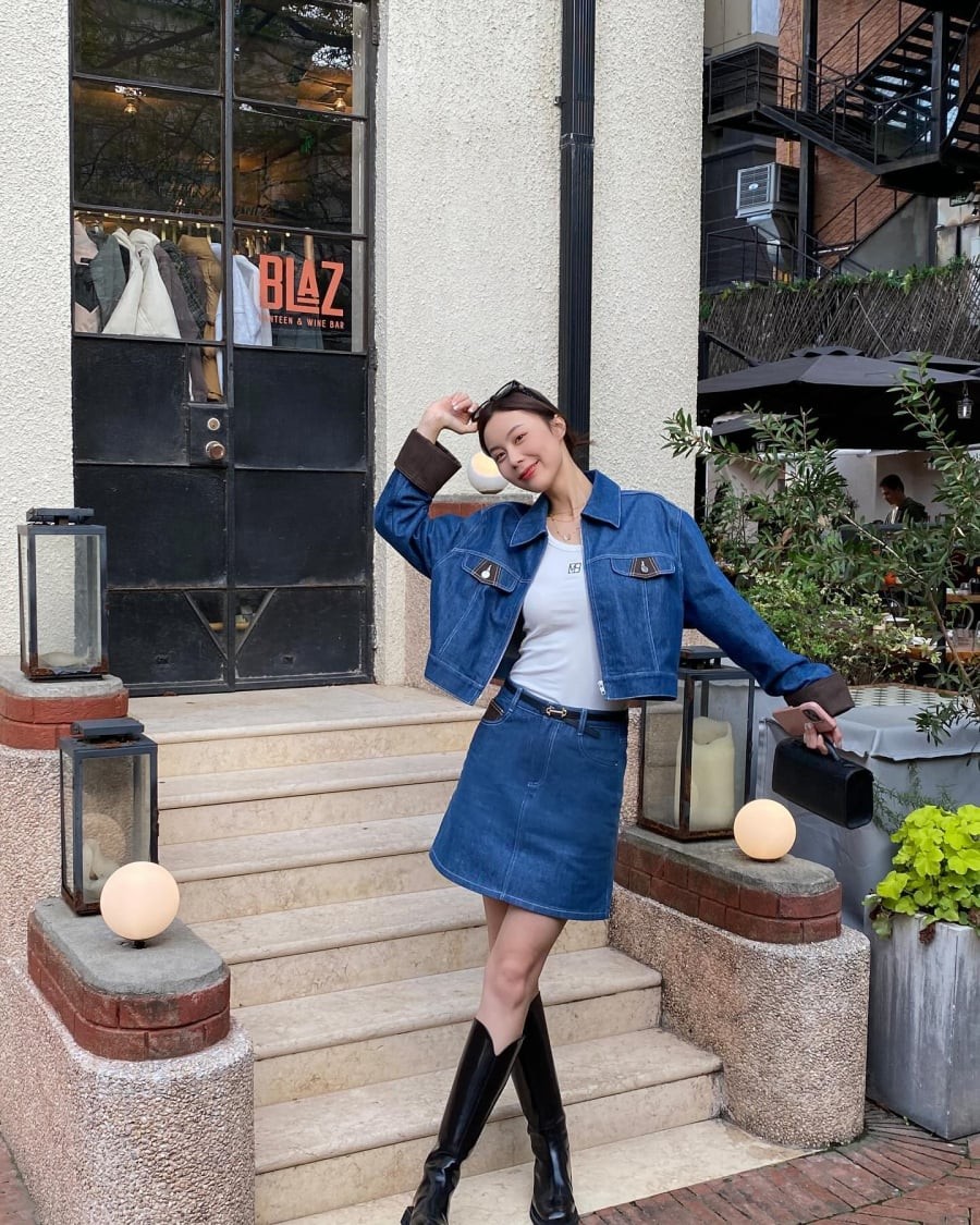 Set áo + chân váy denim tạo vẻ trẻ trung, thời thượng khi xuống phố.