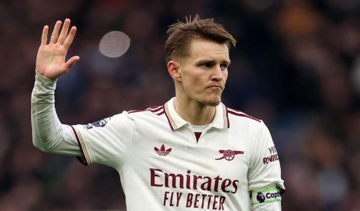 Martin Odegaard cảm ơn các cổ động viên đội khách tại Villa Park. 