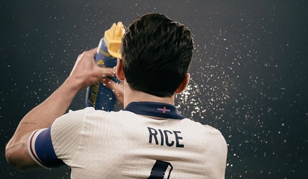 Các cầu thủ sẽ được nghỉ 2 lần uống nước tại World Cup 2026