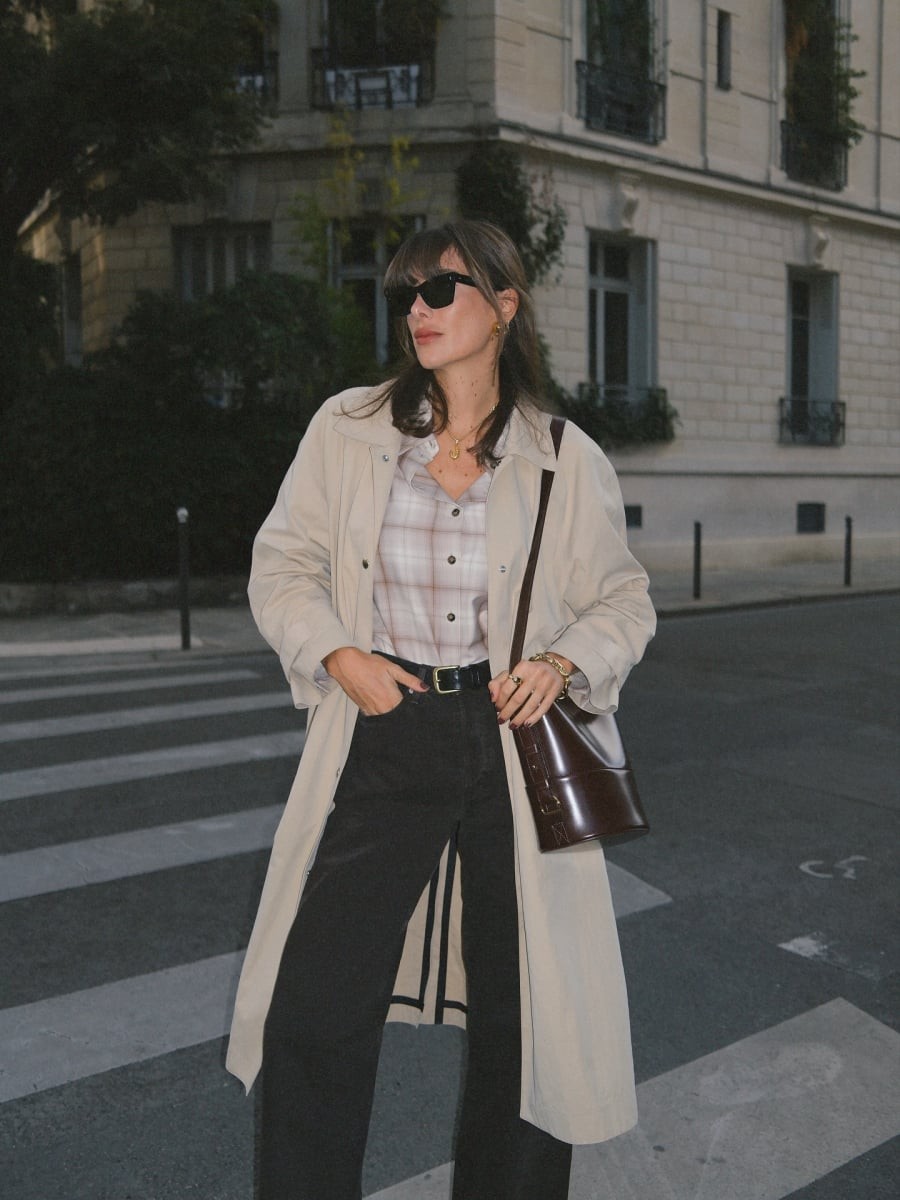  Những tông màu như beige hoặc kem giúp trench coat trở thành món đồ dễ mặc với nhiều phong cách khác nhau.