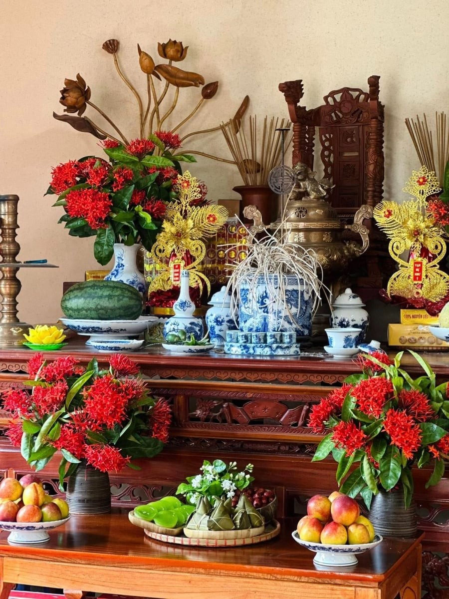 Ban thờ sạch sẽ tưởng nhớ gia tiên