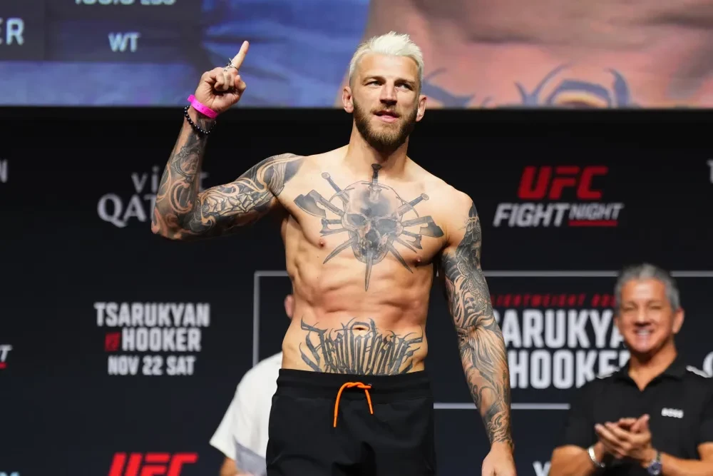 Dan Hooker tại buổi cân thử cho trận đấu với Arman Tsarukyan