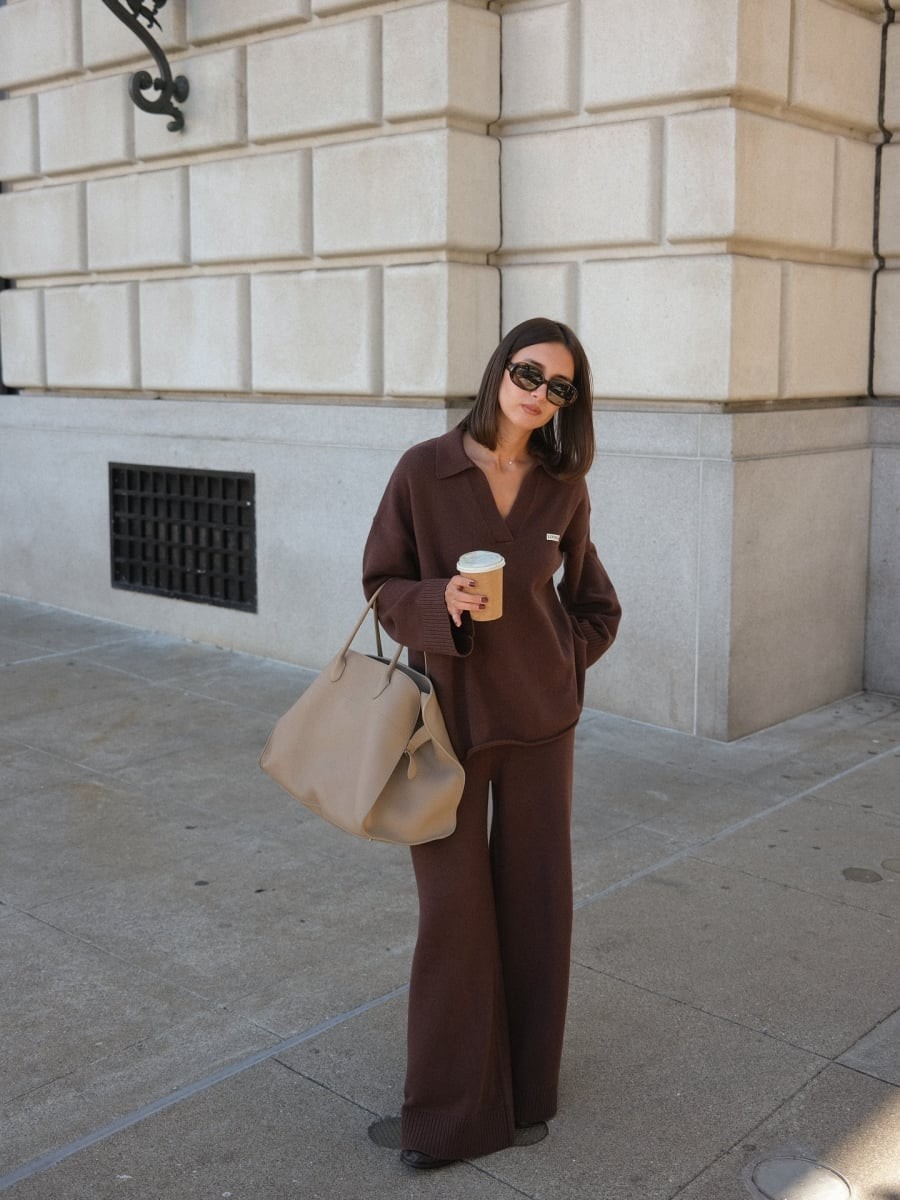 Những chiếc áo len màu nâu là minh chứng rõ ràng nhất cho phong cách thanh lịch không gắng sức của phụ nữ Pháp. 