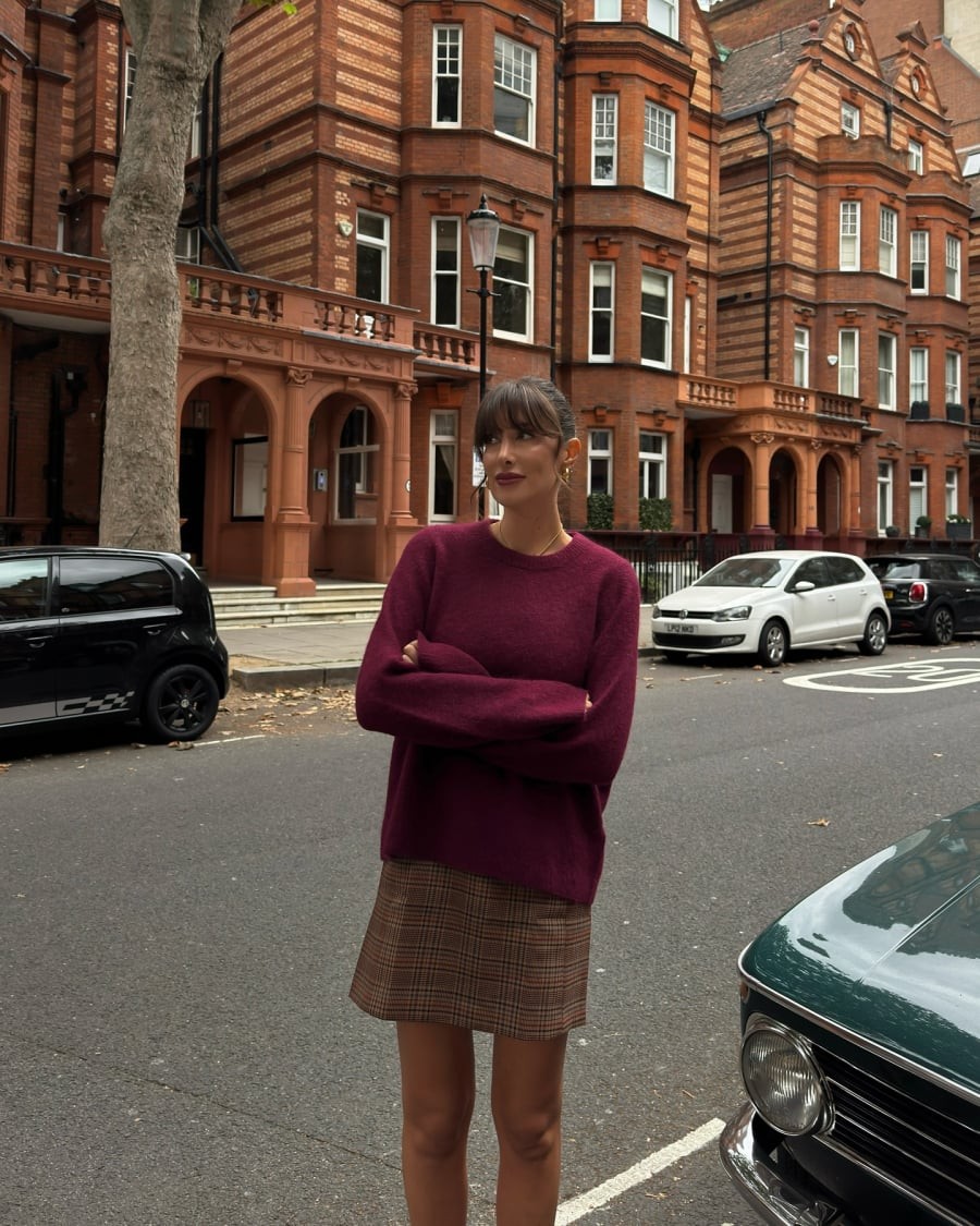 Trong các món đồ mang gam nâu, chân váy là lựa chọn tạo nên sự mềm mại nhưng vẫn giữ được nét chỉn chu.