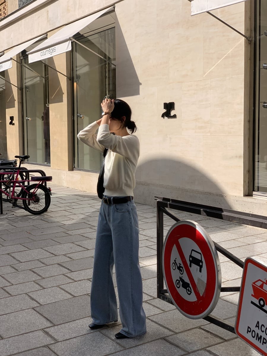 Vào mùa đông, bạn có thể ưu tiên áo len dày như len xoắn, len gân hoặc dạng dệt kim để giữ ấm tốt hơn.