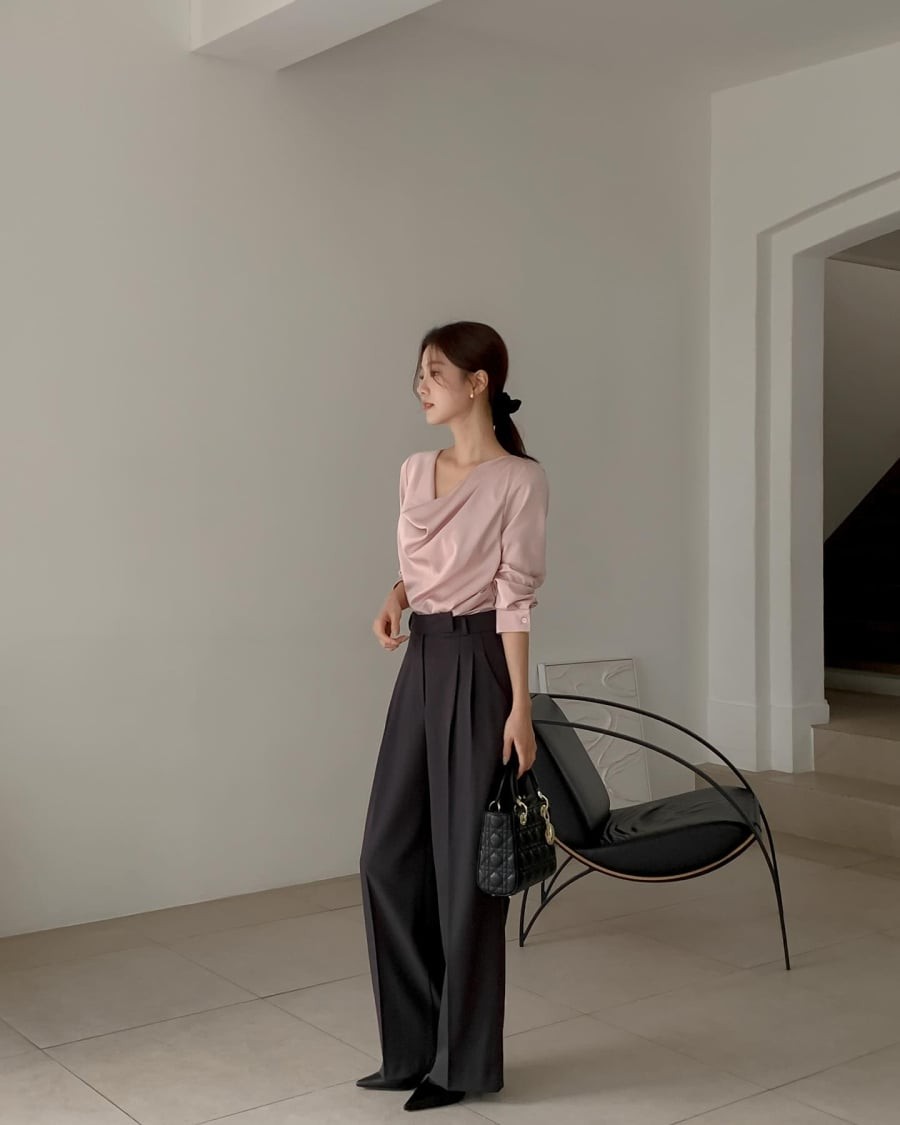 Quần ống rộng có đường ly giữa luôn được đánh giá cao vì khả năng “kéo chân” ngoạn mục.