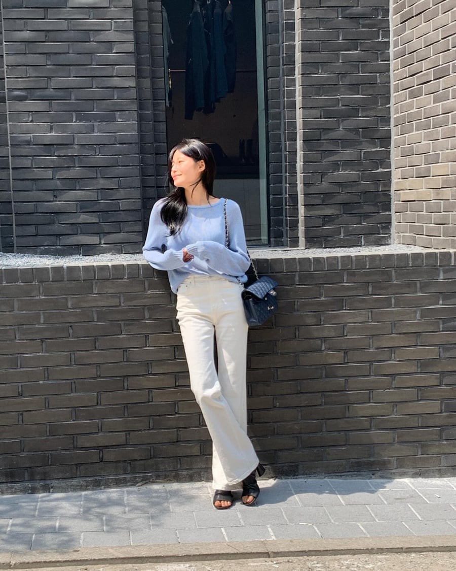 Mang giày cao là cách đơn giản nhất để tăng chiều cao và khiến quần ống rộng trở nên hợp dáng hơn